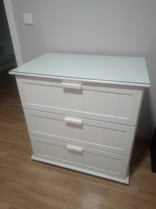 Cómoda de madera con 3 cajones y tapa de cristal