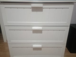 Cómoda de madera con 3 cajones y tapa de cristal