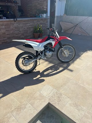 Honda CRF 125F Motocross Roja y Blanca