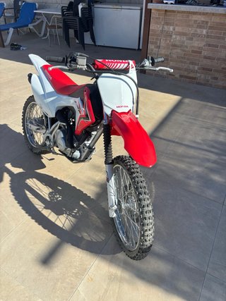 Honda CRF 125F Motocross Roja y Blanca