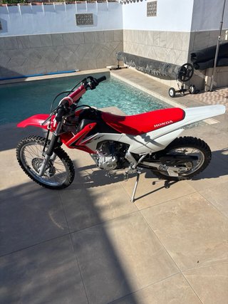 Honda CRF 125F Motocross Roja y Blanca
