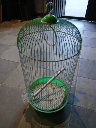 Jaula para pájaros verde y plateada