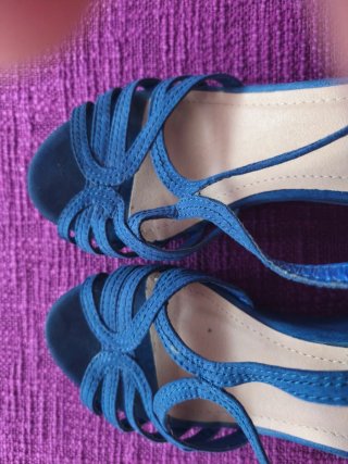 Sandalias azules de tiras
