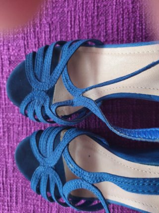Sandalias azules de tiras