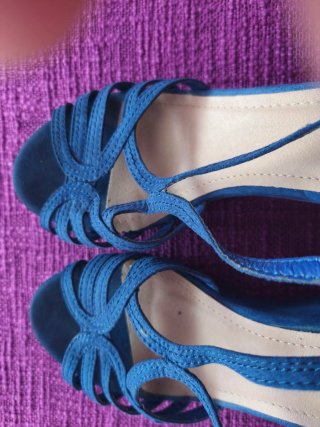 Sandalias azules de tiras