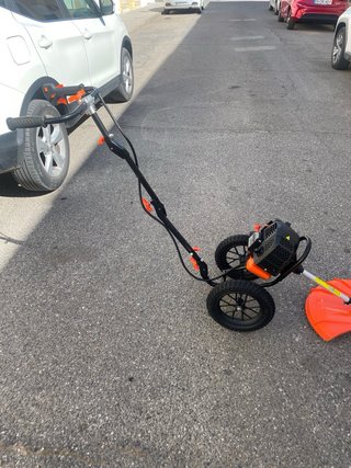 Desbrozadora con ruedas y protector naranja