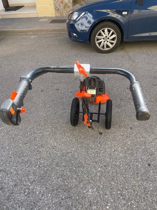 Desbrozadora con ruedas y protector naranja