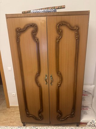 Armario de madera con detalles dorados