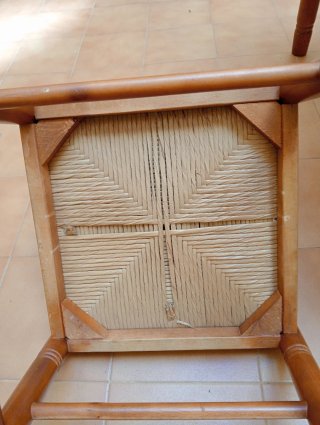 Mesa de cocina y 2 sillas de madera