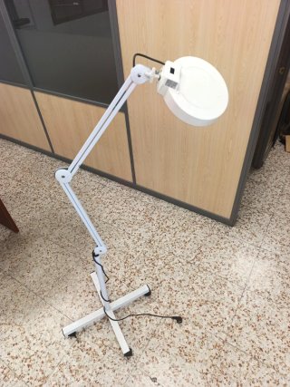 Lámpara lupa con pie y ruedas