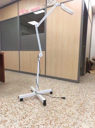 Lámpara lupa con pie y ruedas