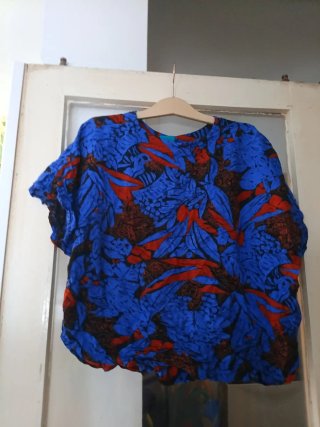 Blusa estampada azul marrón