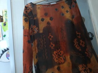 Blusa estampada naranja y marrón