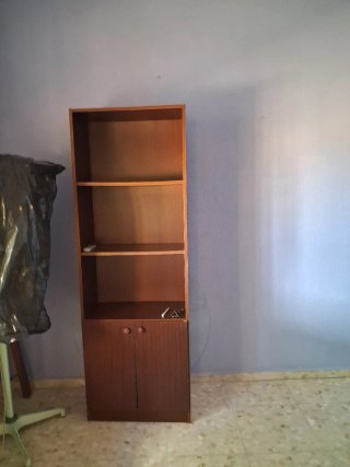 Estantería de madera con puertas