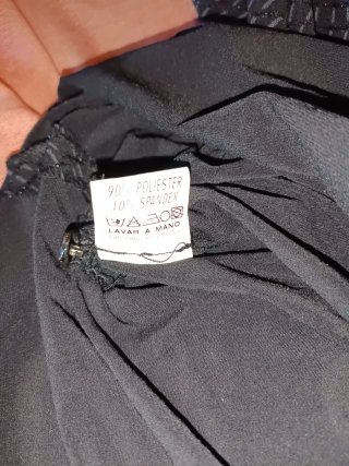 Camisa negra con detalles brillantes