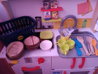Cocinita de madera infantil con accesorios