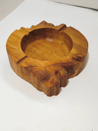 Posacenere rotondo in legno con teste