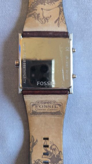 Reloj de pulsera con correa de cuero marca fosil