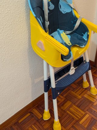 Trona de bebé color amarillo