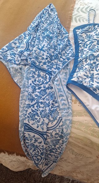 Bañador y pareo estampado azul y blanco