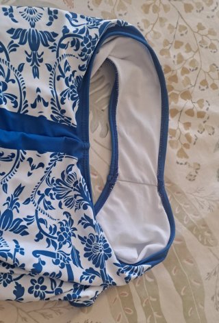 Bañador y pareo estampado azul y blanco