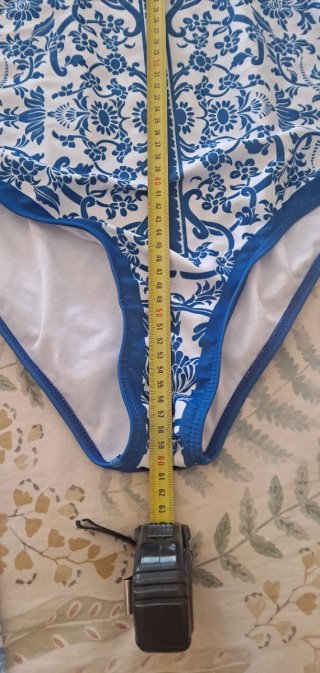 Bañador y pareo estampado azul y blanco