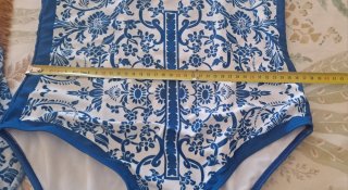 Bañador y pareo estampado azul y blanco