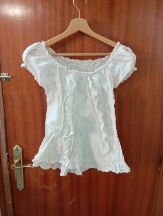 Blusa blanca con volantes