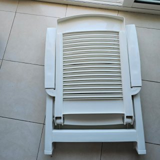 Tumbona blanca plegable