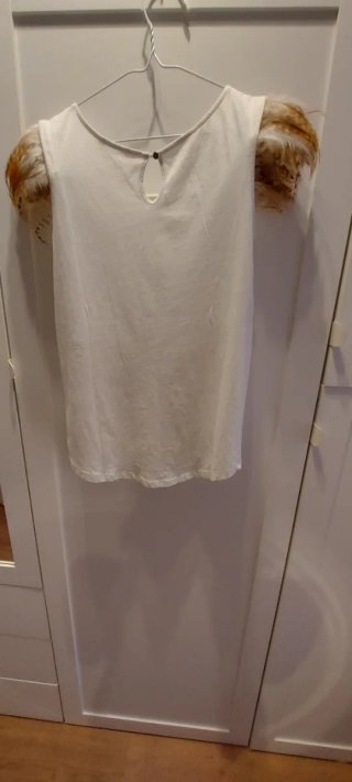 Camiseta con mangas de plumas