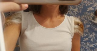 Camiseta con mangas de plumas