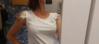 Camiseta con mangas de plumas