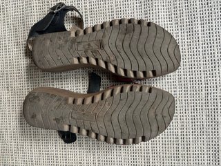 Sandalias de piel negras y burdeos