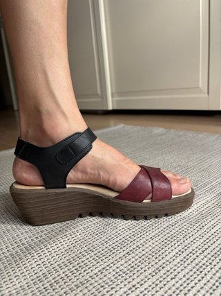 Sandalias de piel negras y burdeos