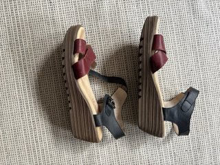 Sandalias de piel negras y burdeos