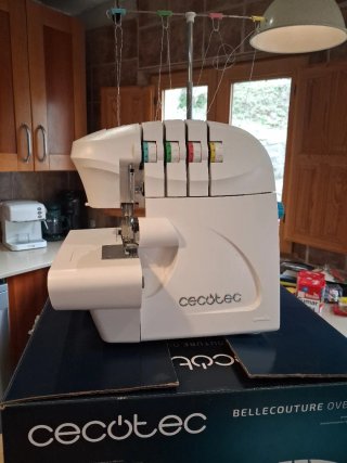 Máquina de coser Cecotec Overlock