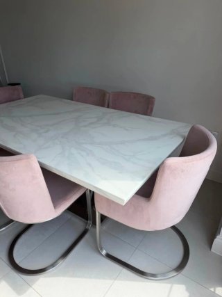 Mesa comedor + 6 sillas terciopelo rosa