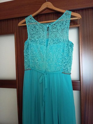 Vestido invitada aguamarina con encaje
