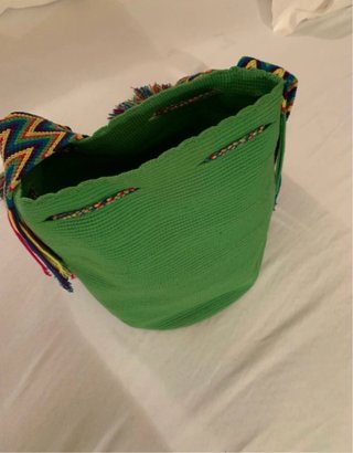 Mochila verde tejida multicolor