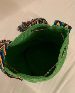 Mochila verde tejida multicolor