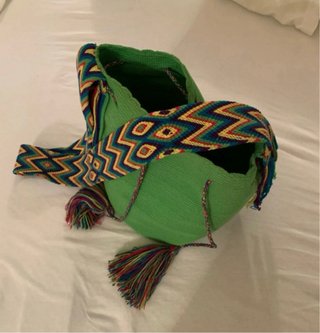 Mochila verde tejida multicolor