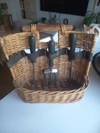Cesta de jardinería de mimbre con herramientas