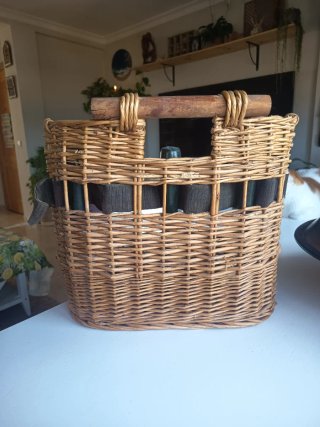 Cesta de jardinería de mimbre con herramientas