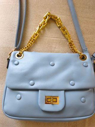 Bolso de mujer azul con cadena dorada