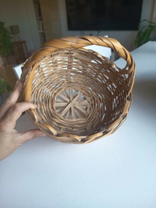 Cesta pequeña de bambú y mimbre