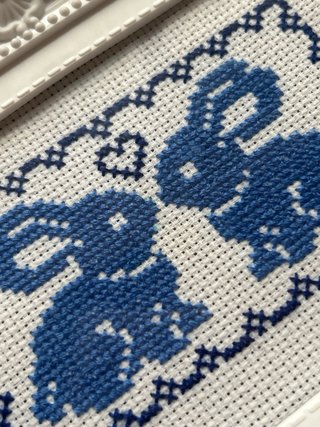 Cuadro punto de cruz conejos azul