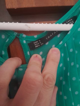 Vestido con lunares blancos