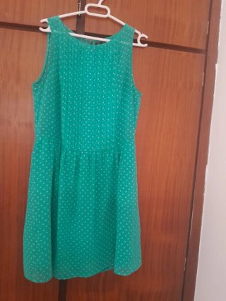Vestido con lunares blancos