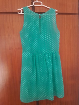 Vestido con lunares blancos