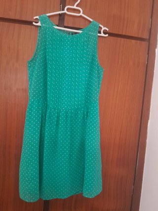 Vestido con lunares blancos